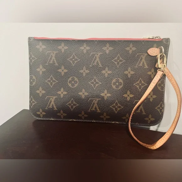 ⭐️ Authentic Louis Vuitton Neverfull MM Pouch ⭐️ - Picture 2 of 7